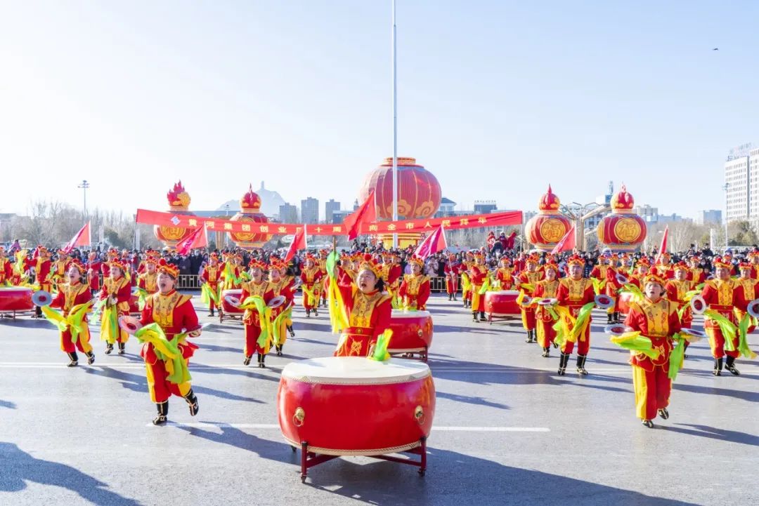 內(nèi)蒙古黃河集團創(chuàng)業(yè)四十周年威風鑼鼓隊助力正月十五社火巡演